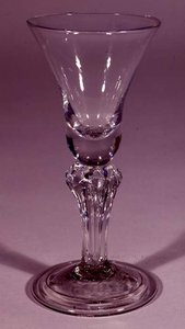 英国栏杆西里西亚或基座酒杯，1730（玻璃） 作者 英语学校